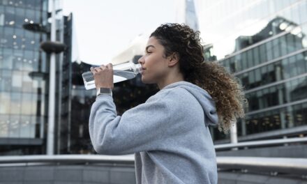 Salud, peso y calorías consumidas determinan cuánta agua se debe tomar al día
