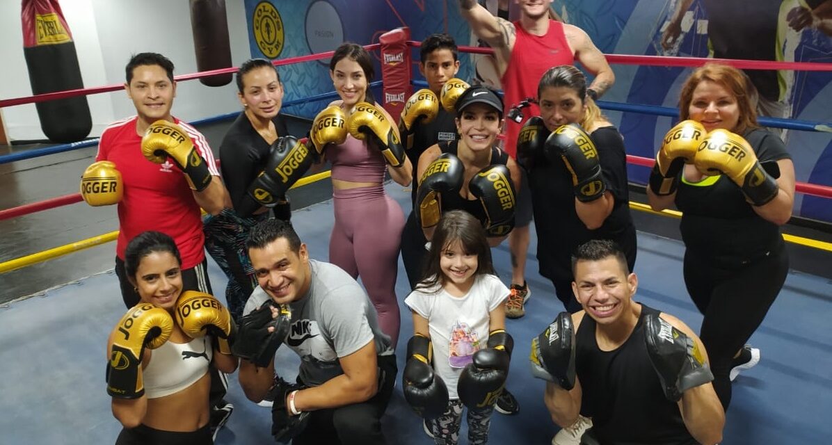 Periodistas pusieron a prueba su agilidad y fuerza en el cuadrilátero de Gold’s Gym