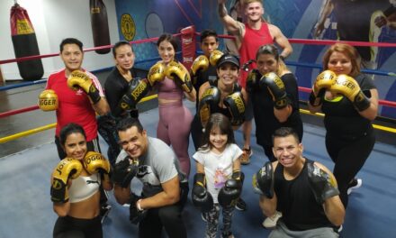 Periodistas pusieron a prueba su agilidad y fuerza en el cuadrilátero de Gold’s Gym