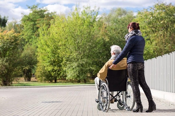 Vocabulario del Hogar la Ponderosa: Abuelo por Adulto Mayor y Paciente por Huésped