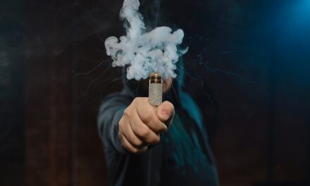 Todas las sustancias en los ‘vapeadores’ son tóxicas para los pulmones