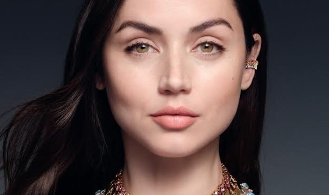 la embajadora de la casa, Ana de Armas, encarna Deep Time, la nueva colección de alta joyería de Louis Vuitton