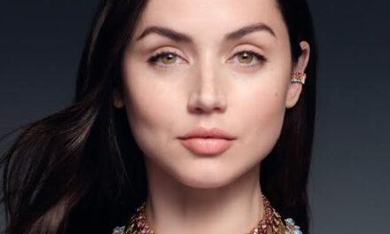 la embajadora de la casa, Ana de Armas, encarna Deep Time, la nueva colección de alta joyería de Louis Vuitton
