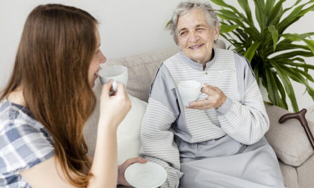 Evitar la soledad, ejercitarse y alimentarse bien mantiene la salud del cerebro