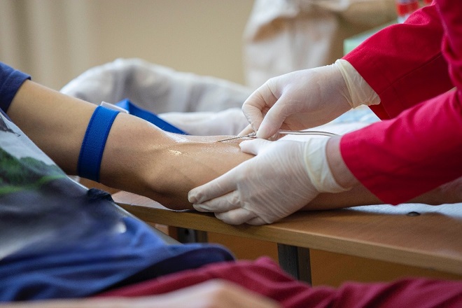 Las mujeres pueden donar sangre tres veces por año y los hombres hasta cuatro veces