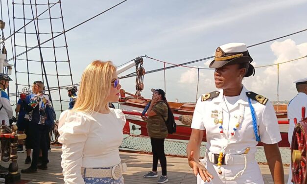Lucy Amado visita el Buque Escuela Simón Bolívar