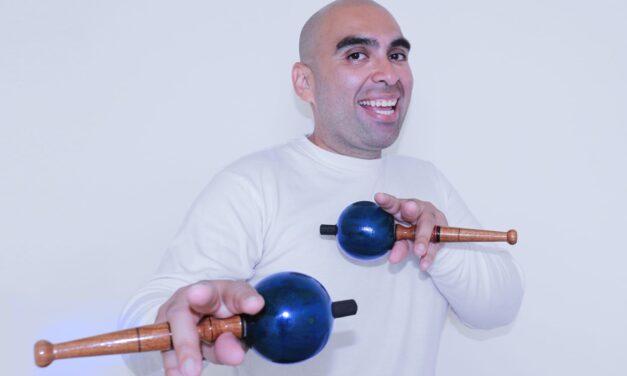 El músico y  percusionista venezolano, Samuel Castillo usó un método muy diferente al de todos para adaptarse a la cultura rumana.