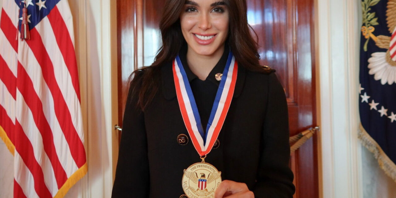 Presidente de Estados Unidos otorgó medalla de Honor a la filántropa y modelo Michell Roxana Castellanos