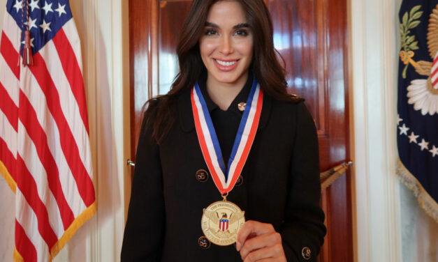 Presidente de Estados Unidos otorgó medalla de Honor a la filántropa y modelo Michell Roxana Castellanos