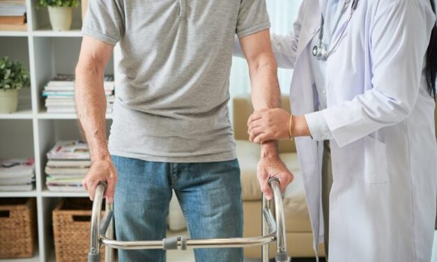 ¿Cuándo un adulto mayor debe utilizar una andadera?