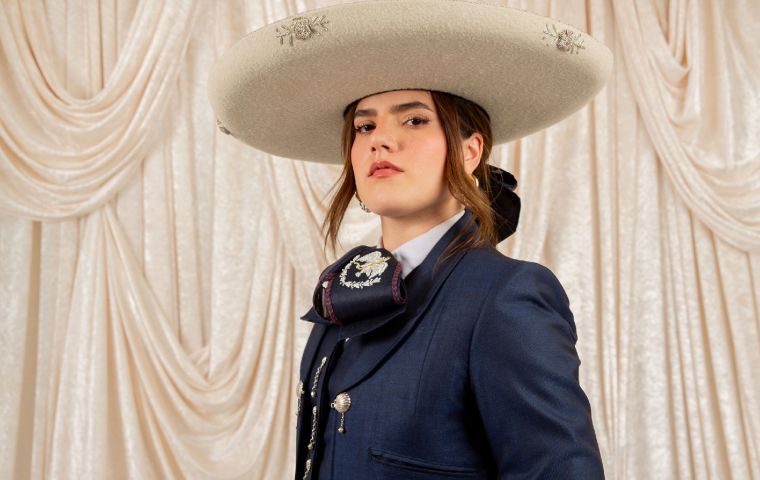 De vuelta a la raíz: Camila Fernández estrena su primer disco de mariachi