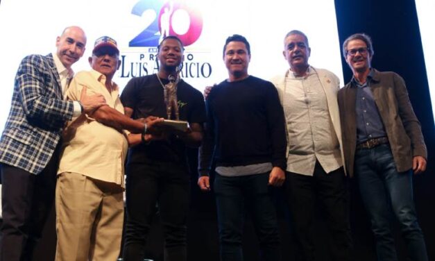 RONALD ACUÑA JR. RECIBIÓ EL PREMIO LUIS APARICIO 2023