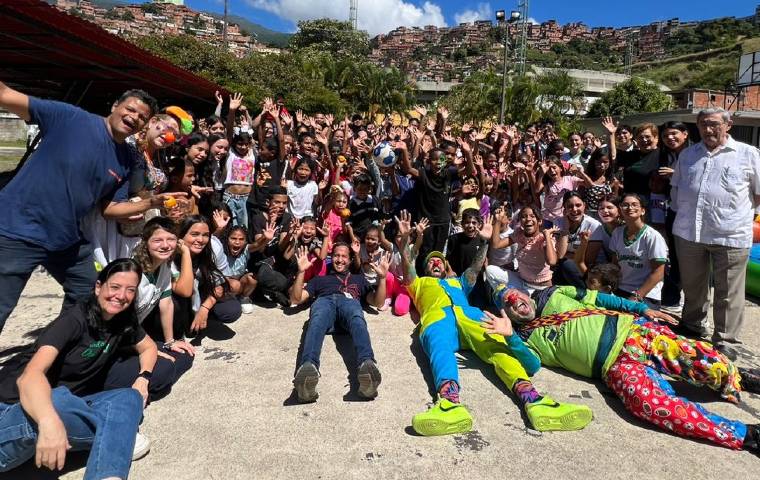 Gama celebró la llegada de los Reyes Magos repartiendo sonrisas a los niños de Petare