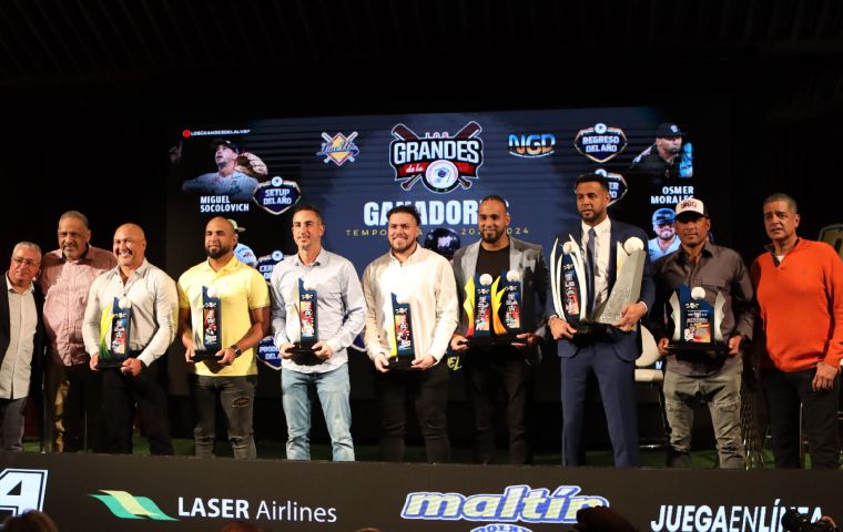 EN UN EMOTIVO ACTO FUERON PREMIADOS LOS GRANDES DE LA LVBP DE LA TEMPORADA 2023-2024