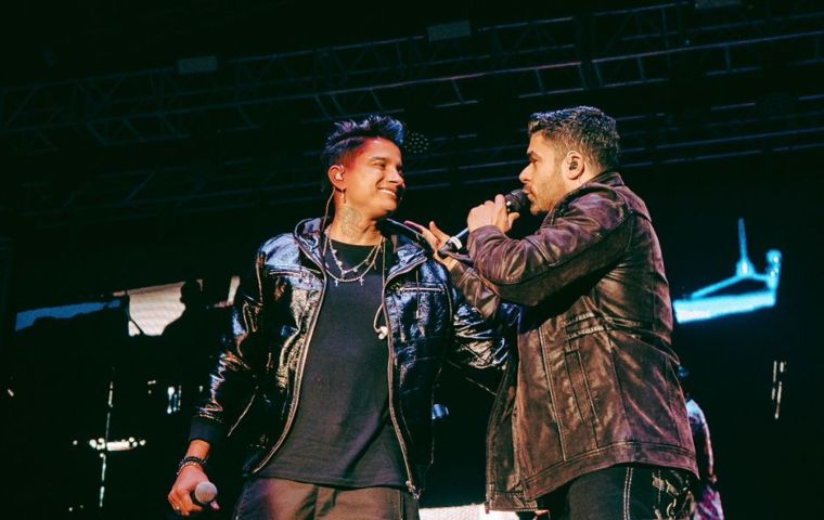 Juan Miguel regresa a España junto a Jerry Rivera 