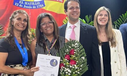 La Alcaldía de El Hatillo condecoró a los maestros, cómo héroes de la Patria