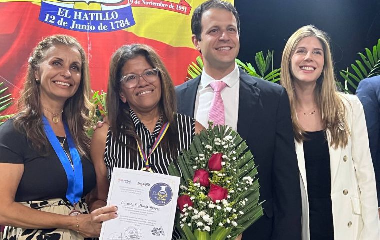 La Alcaldía de El Hatillo condecoró a los maestros, cómo héroes de la Patria