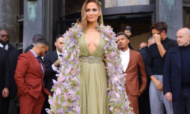 Elie Saab – Desfile Alta Costura Primavera Verano 2024 – Jennifer López