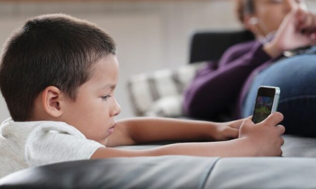 ¿A qué edad es conveniente tener el primer celular?