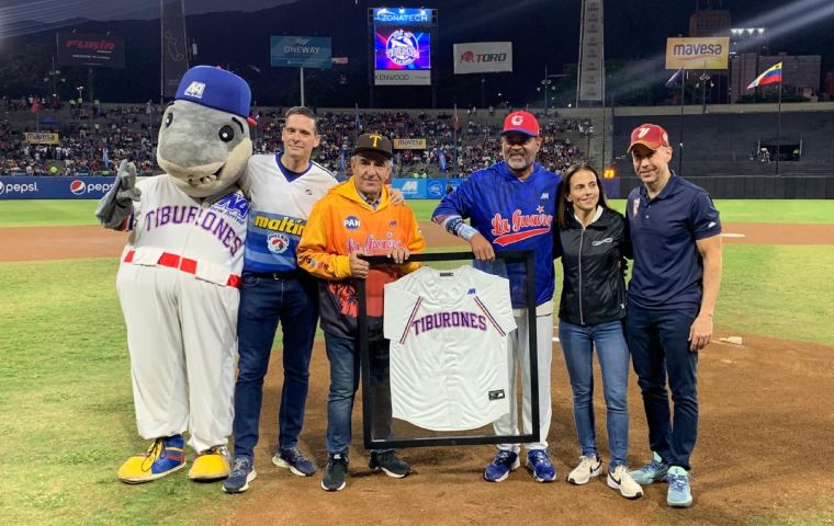 Tiburones gana el segundo juego de la final y se queda con la Copa Empresas Polar