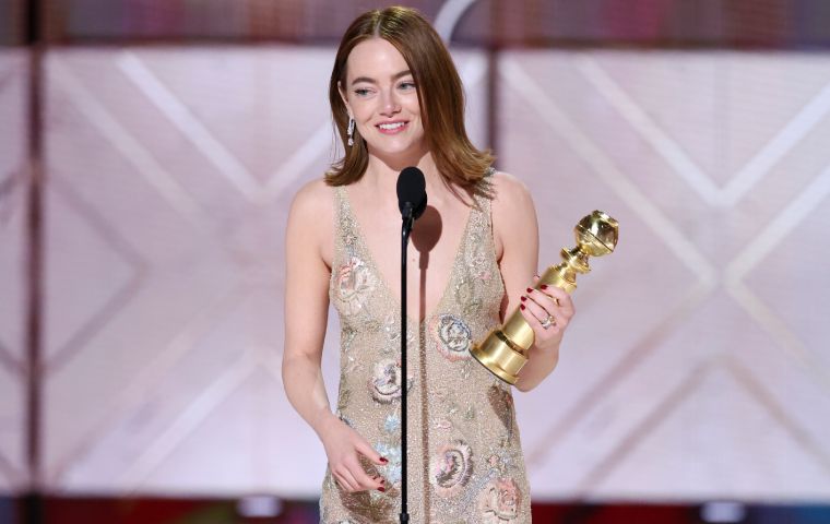 Emma Stone gana el premio a la “Mejor actriz de musical o comedia” con un vestido Louis Vuitton personalizado en la 81 Annual Golden Globe Awards