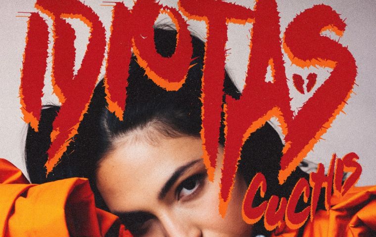 Carmen DeLeon presenta su nuevo sencillo «Idiotas Cuchis»