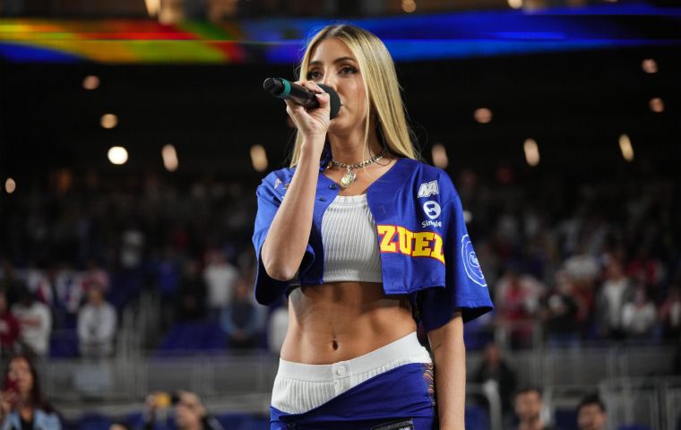 Corina Smith entonó el himno nacional en la apertura de la Serie del Caribe 
