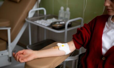 La quimioterapia ataca directamente las células cancerosas con medicamentos