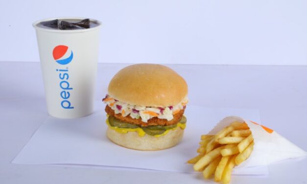 Arturo’s presenta su hamburguesa de pollo y regala 300 unidades como parte de su lanzamiento