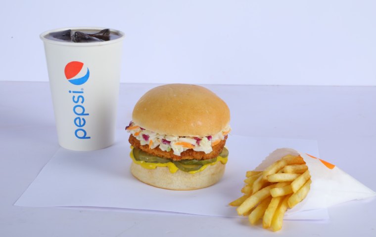 Arturo’s presenta su hamburguesa de pollo y regala 300 unidades como parte de su lanzamiento