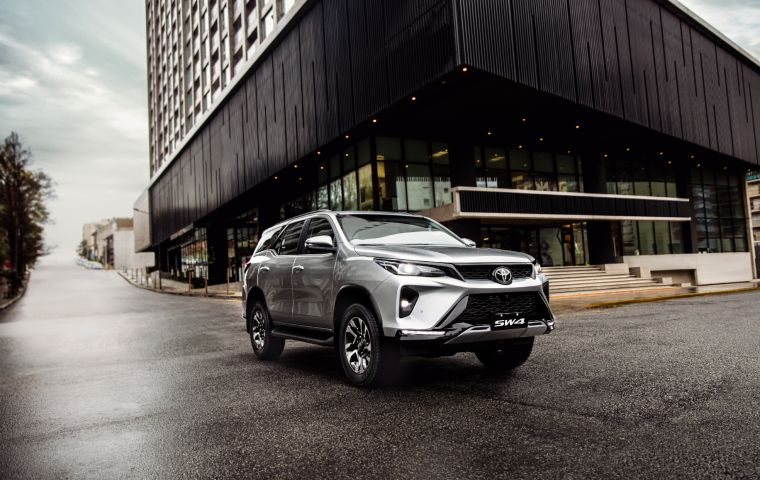 Toyota de Venezuela presenta sus dos nuevos integrantes: Hilux 2TR y Fortuner SW4