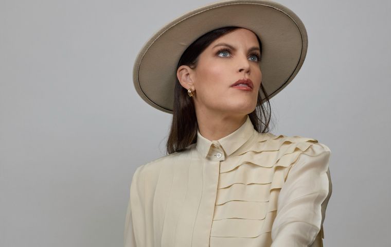 Anabella Mondi apuesta a revolucionar la música con su disco «Global Llanera”