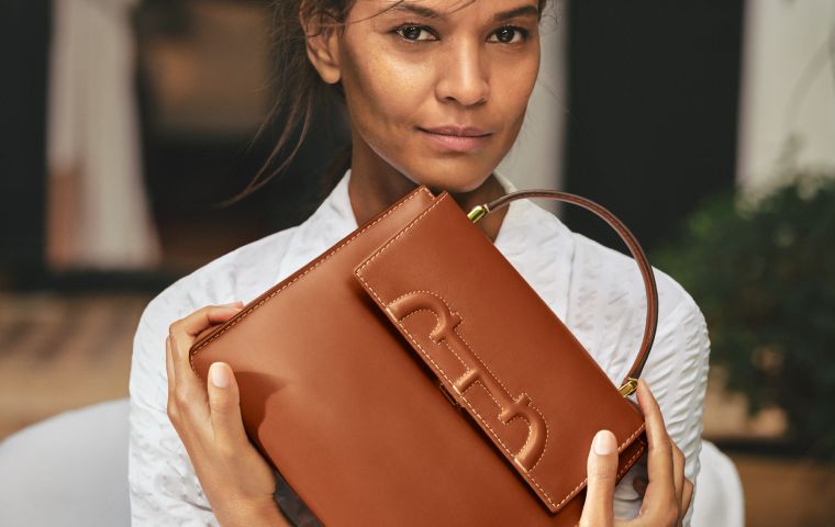 Liya Kebede y el mítico fotógrafo François Halard reinterpretan los bolsos y el lifestyle de CH Carolina Herrera