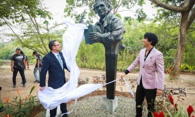 Alcalde Darwin González y la Alcaldía de Baruta rinden tributo al escritor Rafael Cárdenas con nueva escultura en el Parque de Los Escritores