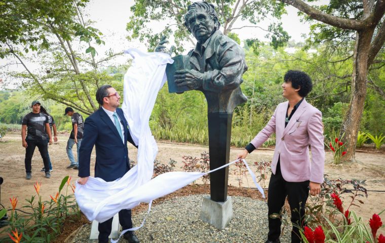 Alcalde Darwin González y la Alcaldía de Baruta rinden tributo al escritor Rafael Cárdenas con nueva escultura en el Parque de Los Escritores