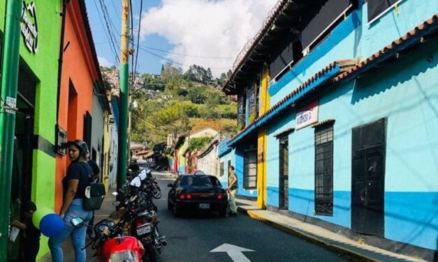 Inician trabajos de restauración de fachadas en casas del pueblo de El Hatillo
