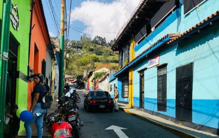 Inician trabajos de restauración de fachadas en casas del pueblo de El Hatillo