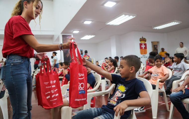 Colgate supera cifra de niños alcanzados en 2023 con programa Sonrisas Brillantes, Futuros Brillantes