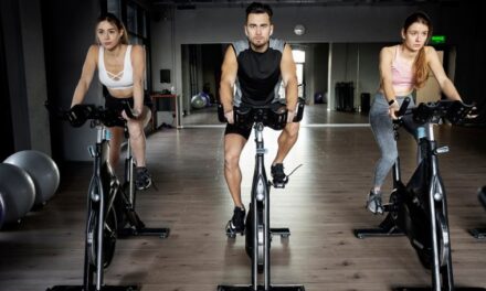 Ciclismo estacionario fortalece la resistencia cardiovascular