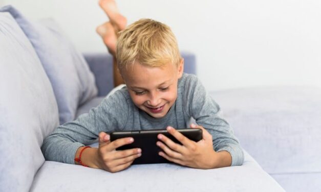 Niños inmersos en videojuegos ponen en riesgo su salud visual