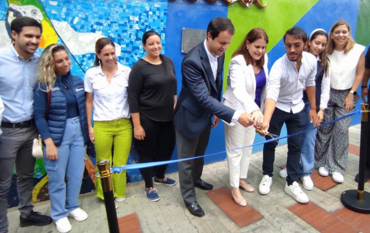 EL HATILLO SE VISTE DE ARTE: OSCAR OLIVARES Y NESTLÉ PRESENTARON UN MURAL VIBRANTE