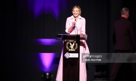 Sharon Stone utilizando usando de CH – Carolina Herrera