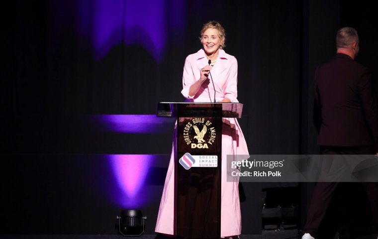 Sharon Stone utilizando usando de CH – Carolina Herrera