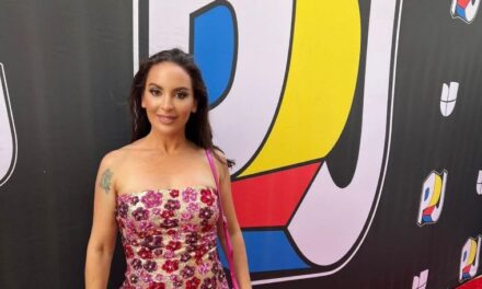 Kitty Soucre fue una de las invitadas especiales a la alfombra roja de Premios Juventud 2024