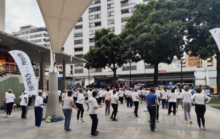 Más de 150 abuelos participaron en clase de danza fitness y yoga en Chacao