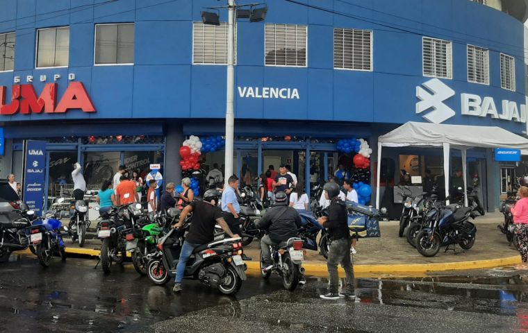 Motos Bajaj inaugura nueva tienda en Valencia