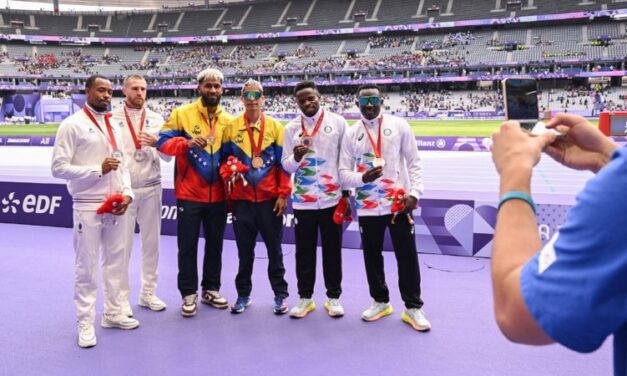 Atleta paralímpico venezolano lució su medalla de oro en selfies captadas con su Galaxy Z Flip6 Olympic Edition