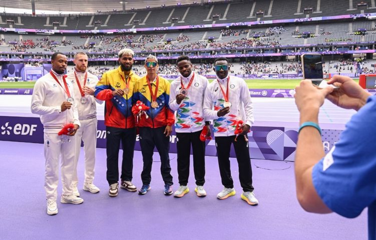 Atleta paralímpico venezolano lució su medalla de oro en selfies captadas con su Galaxy Z Flip6 Olympic Edition