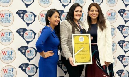 La venezolana Ana Virginia Salazar recibió el premio WEF como mujer icónica para crear un mundo mejor