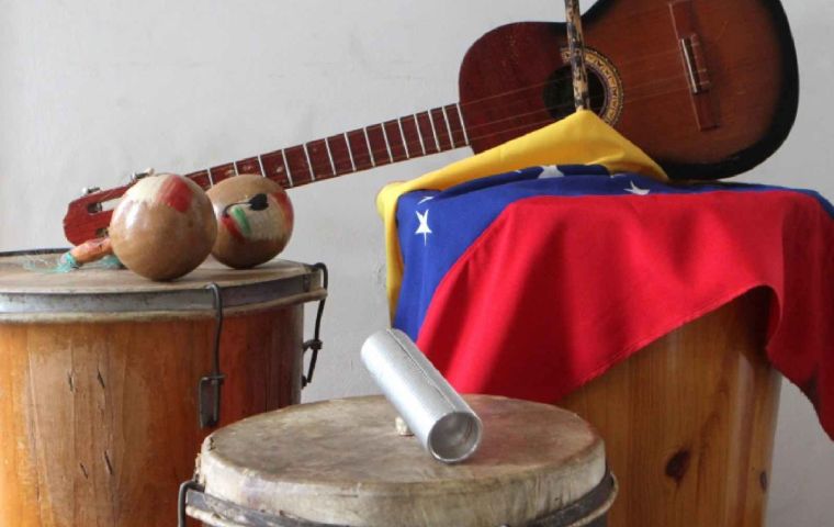 La Montserratina enciende con su “fuego” los Intercolegiales de Gaita